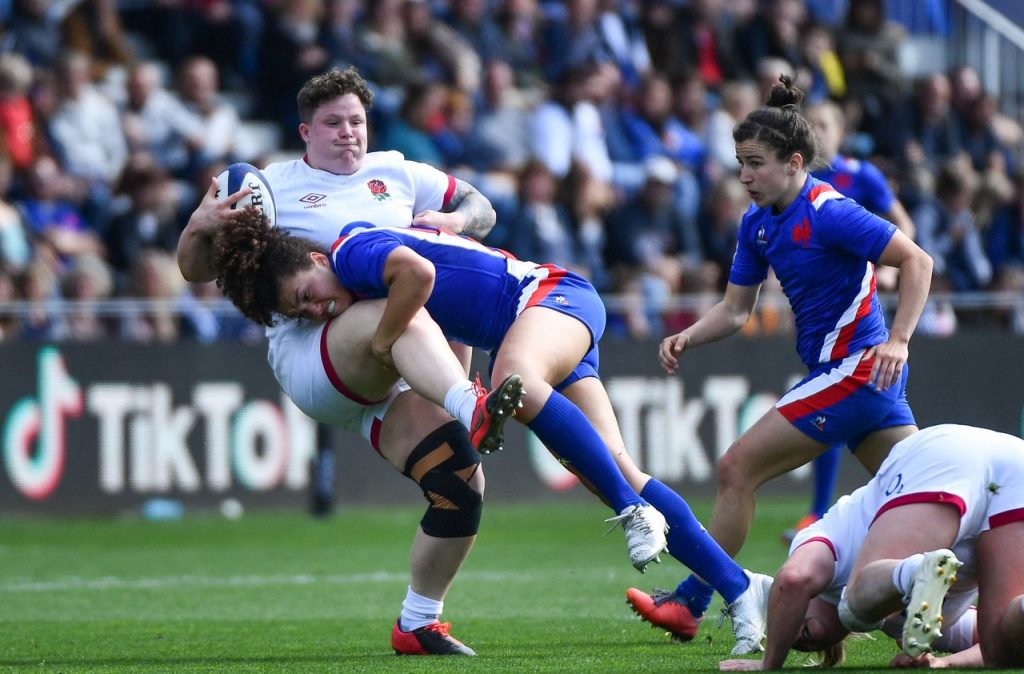 Hannah Botterman is tackled by Caroline Drouin.